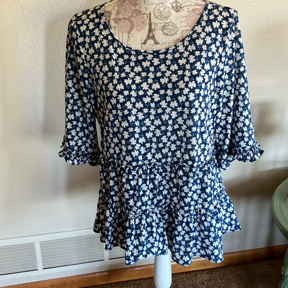 MELISSA PAIGE. NAVY TOP WITH WHITE FLOWERS. SIZE MEDIUM. PEPLUM. CUTE!!!  EUC